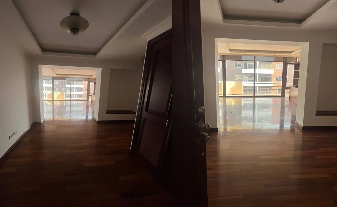 Amplio Apartamento en Venta Zona 14 - Image 2