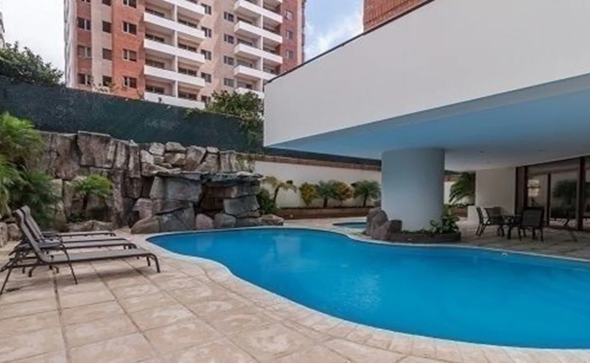 Amplio Apartamento en Venta Zona 14 - Image 5